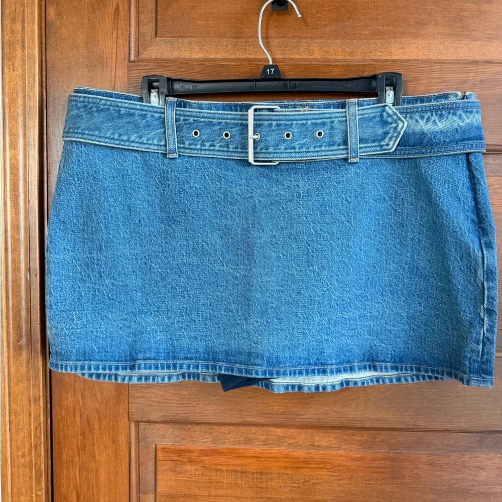 A&F Mid Rise Belted Denim Mini Skort - Picture 3 of 6